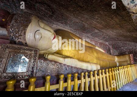Statue de Bouddha inclinable à l'intérieur de HPO Win Daung Caves (AKA Phowinta Banque D'Images