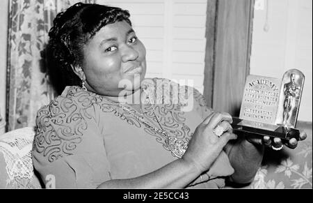 HATTIE McDaniel (1893-1952) actrice américaine de cinéma, chanteuse et comédienne avec son Academy Award pour la meilleure actrice de soutien pour son rôle de Mammy In Gone with the Wind Banque D'Images