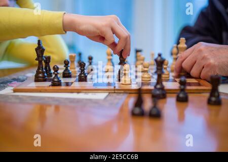 gros plan d'un homme âgé et d'un garçon jouant un jeu d'échecs ensemble Banque D'Images