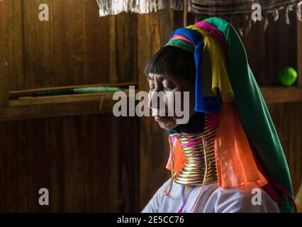 Femme birmane senior de la tribu Kayan travaillant au travail textile Banque D'Images