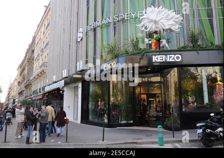 Le 4 octobre 2008, une femme portant un kimono japonais traditionnel s'occupe d'un jardin situé au-dessus du tout nouveau showroom du designer Kenzo sur l'avenue George V, près des champs-Elysées à Paris, en France. L'animation marque l'ouverture de la nouvelle salle d'exposition de 500 mètres carrés. Photo par Ammar Abd Rabbo/ABACAPRESS.COM Banque D'Images