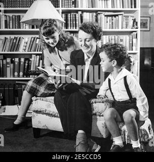 MARY ASTOR (1906-1987) actrice américaine en 1963 avec elle Les enfants Marilyn Thorpe et Anthony del Campo Banque D'Images