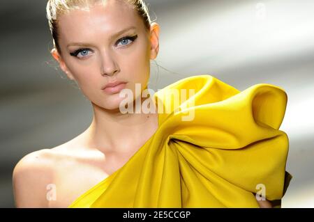 Un modèle présente une création du designer israélo-américain Alber Elbaz pour Lanvin, lors de la semaine de la mode prêt-à-porter Printemps-été 2009 à Paris, France, le 5 octobre 2008. Photo Mehdi Taamallah/ABACAPRESS.COM Banque D'Images