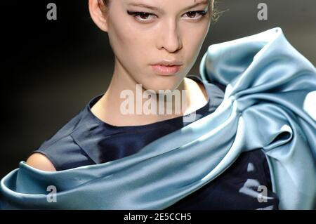 Un modèle présente une création du designer israélo-américain Alber Elbaz pour Lanvin, lors de la semaine de la mode prêt-à-porter Printemps-été 2009 à Paris, France, le 5 octobre 2008. Photo Mehdi Taamallah/ABACAPRESS.COM Banque D'Images