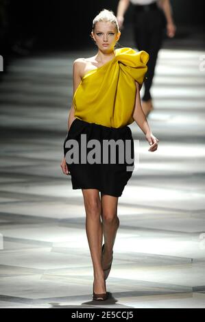 Un modèle présente une création du designer israélo-américain Alber Elbaz pour Lanvin, lors de la semaine de la mode prêt-à-porter Printemps-été 2009 à Paris, France, le 5 octobre 2008. Photo Mehdi Taamallah/ABACAPRESS.COM Banque D'Images