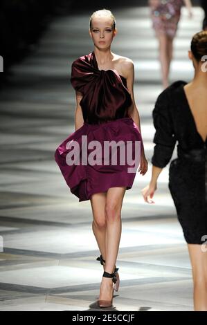 Un modèle présente une création du designer israélo-américain Alber Elbaz pour Lanvin, lors de la semaine de la mode prêt-à-porter Printemps-été 2009 à Paris, France, le 5 octobre 2008. Photo Mehdi Taamallah/ABACAPRESS.COM Banque D'Images