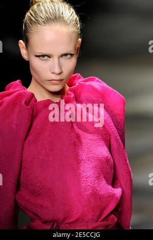 Un modèle présente une création du designer israélo-américain Alber Elbaz pour Lanvin, lors de la semaine de la mode prêt-à-porter Printemps-été 2009 à Paris, France, le 5 octobre 2008. Photo Mehdi Taamallah/ABACAPRESS.COM Banque D'Images