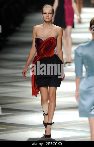 Un modèle présente une création du designer israélo-américain Alber Elbaz pour Lanvin, lors de la semaine de la mode prêt-à-porter Printemps-été 2009 à Paris, France, le 5 octobre 2008. Photo Mehdi Taamallah/ABACAPRESS.COM Banque D'Images