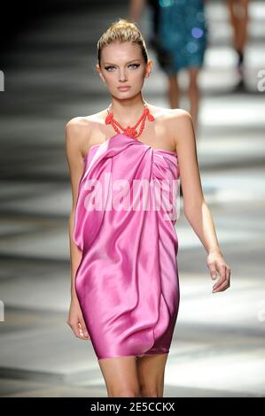 Un modèle présente une création du designer israélo-américain Alber Elbaz pour Lanvin, lors de la semaine de la mode prêt-à-porter Printemps-été 2009 à Paris, France, le 5 octobre 2008. Photo Mehdi Taamallah/ABACAPRESS.COM Banque D'Images