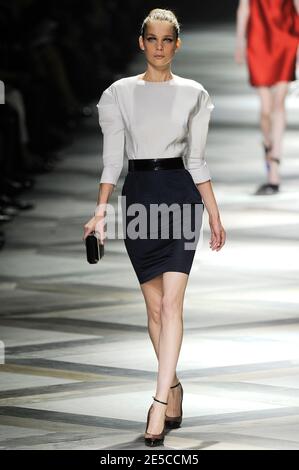 Un modèle présente une création du designer israélo-américain Alber Elbaz pour Lanvin, lors de la semaine de la mode prêt-à-porter Printemps-été 2009 à Paris, France, le 5 octobre 2008. Photo Mehdi Taamallah/ABACAPRESS.COM Banque D'Images