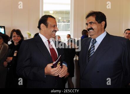 L'émir Sheikh Hamad Bin Khalifa Al Thani (R) du Qatar est vu à côté du vice-ministre saoudien de la Défense, le prince Khaled Bin Sultan Al Saud, à la 87e horserace de l'Arc de Triomphe, l'une des courses les plus riches au monde, à l'hippodrome de Longchamp, près de Paris, en France, le 5 octobre 2008. La course, qui a été sponsorisée par le Qatar pour la première fois, a été remportée par Zarkava, le cheval d'Aga Khan. Photo par Ammar Abd Rabbo/ABACAPRESS.COM Banque D'Images