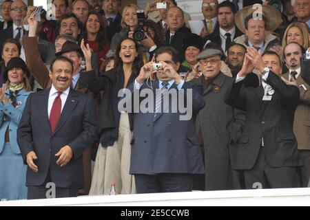 L'émir cheikh Hamad Bin Khalifa Al Thani du Qatar prend une photo alors qu'il est à côté du vice-ministre saoudien de la Défense, le prince Khaled Bin Sultan Al Saud, à la 87e horserace de l'Arc de Triomphe, l'une des courses les plus riches au monde, à l'hippodrome de Longchamp, près de Paris, en France, le 5 octobre 2008. La course, qui a été sponsorisée par le Qatar pour la première fois, a été remportée par Zarkava, le cheval d'Aga Khan. Photo par Ammar Abd Rabbo/ABACAPRESS.COM Banque D'Images