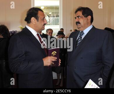 L'émir Sheikh Hamad Bin Khalifa Al Thani (R) du Qatar est vu à côté du vice-ministre saoudien de la Défense, le prince Khaled Bin Sultan Al Saud, à la 87e horserace de l'Arc de Triomphe, l'une des courses les plus riches au monde, à l'hippodrome de Longchamp, près de Paris, en France, le 5 octobre 2008. La course, qui a été sponsorisée par le Qatar pour la première fois, a été remportée par Zarkava, le cheval d'Aga Khan. Photo par Ammar Abd Rabbo/ABACAPRESS.COM Banque D'Images