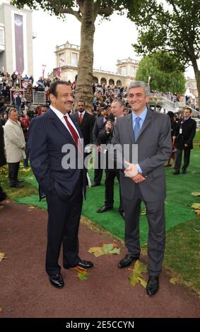 Le ministre français de la Défense Herve Morin (R) et le vice-ministre saoudien de la Défense, le prince Khaled Bin Sultan Al Saud, vus à la 87e horserace de l'Arc de Triomphe, l'une des courses les plus riches au monde, à l'hippodrome de Longchamp, près de Paris, en France, le 5 octobre 2008. La course, qui a été sponsorisée par le Qatar pour la première fois, a été remportée par Zarkava, le cheval d'Aga Khan. Photo par Ammar Abd Rabbo/ABACAPRESS.COM Banque D'Images