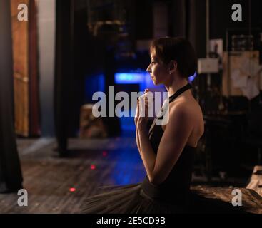 Femme inquiète saisissant et frottant les mains avant de ballet dans théâtre Banque D'Images