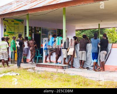 Kensi, Arguni, Indonésie - 06 février 2018 : une foule de gens de la tribu Mairasi regardent les touristes lors d'une expédition dans les Rainfores Banque D'Images