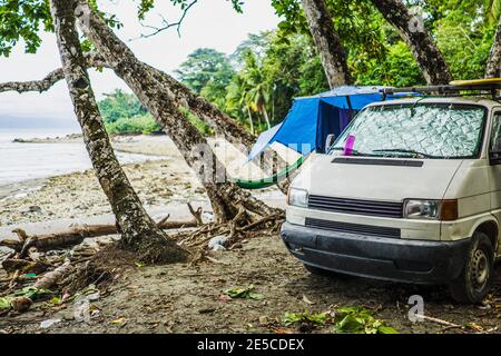 Van stationné sur une plage à pan dulce, Costa Rica, Amérique centrale 2015 Banque D'Images