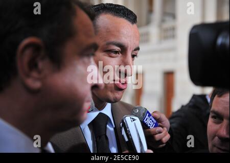 L'avocat français Karim Achoui parle avec la presse aux côtés de ses avocats, Patrick Maisonneuve et Francis Szpiner, au tribunal d'assises de Paris, en France, le 6 octobre 2008, lors du procès d'Assem du gangster Antonio Ferrara. Karim Achoui apparaît en complicité pour la séparation de la prison de Fresnes de Ferrara en 2003. Photo de Mousse/ABACAPRESS.COM Banque D'Images