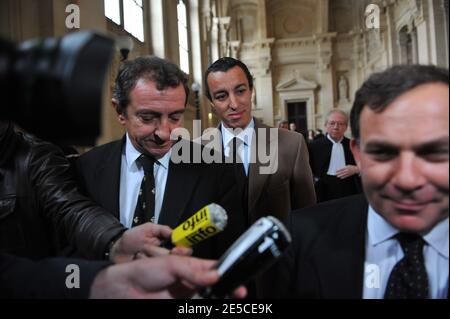 L'avocat français Karim Achoui parle avec la presse aux côtés de ses avocats, Patrick Maisonneuve et Francis Szpiner, au tribunal d'assises de Paris, en France, le 6 octobre 2008, lors du procès d'Assem du gangster Antonio Ferrara. Karim Achoui apparaît en complicité pour la séparation de la prison de Fresnes de Ferrara en 2003. Photo de Mousse/ABACAPRESS.COM Banque D'Images