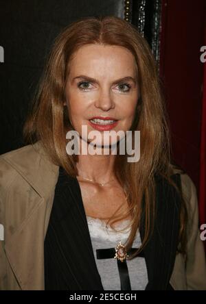 Cyrielle Claire participe à la première de 'Adam & Eve' qui s'est tenue au Théâtre Montparnasse de la Gaite à Paris, en France, le 7 octobre 2008. Photo de Denis Guignebourg/ABACAPRESS.COM Banque D'Images