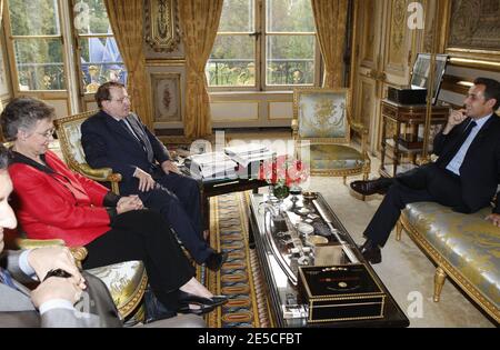 Le président français Nicolas Sarkozy rencontre le prix Nobel 2008 à Medecine laurevautes Françoise barre-Sinoussi et Luc Montagnier à l'Elysée à Paris, France, le 8 octobre 2008. Photo de Vladimir Sichov/Pool/ABACAPRESS.COM Banque D'Images