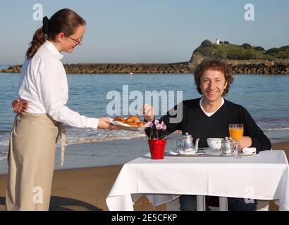Stephane Bern prenant son petit déjeuner sur la plage, lors du 13ème Festival International du film Saint-Jean-de-Luz à Saint-Jean de Luz, France, le 9 octobre 2008. Photo de Patrick Bernard/ABACAPRESS.COM Banque D'Images