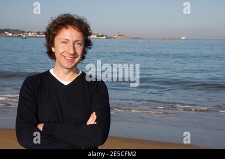 Stephane Berne pose sur la plage, lors du 13ème Festival International du film Saint-Jean-de-Luz à Saint-Jean de Luz, France, le 9 octobre 2008. Photo de Patrick Bernard/ABACAPRESS.COM Banque D'Images