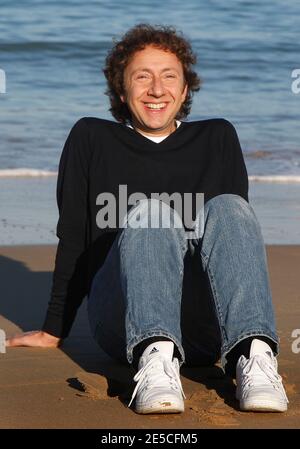 Stephane Berne pose sur la plage, lors du 13ème Festival International du film Saint-Jean-de-Luz à Saint-Jean de Luz, France, le 9 octobre 2008. Photo de Patrick Bernard/ABACAPRESS.COM Banque D'Images