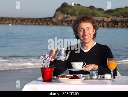 Stephane Bern prenant son petit déjeuner sur la plage, lors du 13ème Festival International du film Saint-Jean-de-Luz à Saint-Jean de Luz, France, le 9 octobre 2008. Photo de Patrick Bernard/ABACAPRESS.COM Banque D'Images
