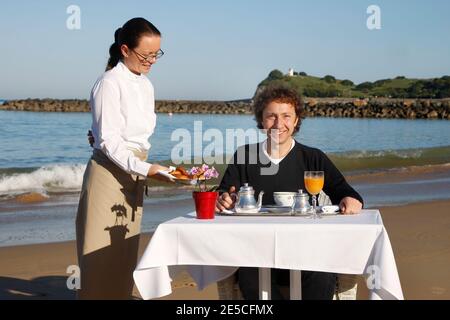 Stephane Bern prenant son petit déjeuner sur la plage, lors du 13ème Festival International du film Saint-Jean-de-Luz à Saint-Jean de Luz, France, le 9 octobre 2008. Photo de Patrick Bernard/ABACAPRESS.COM Banque D'Images