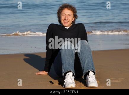 Stephane Berne pose sur la plage, lors du 13ème Festival International du film Saint-Jean-de-Luz à Saint-Jean de Luz, France, le 9 octobre 2008. Photo de Patrick Bernard/ABACAPRESS.COM Banque D'Images