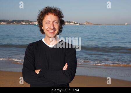 Stephane Berne pose sur la plage, lors du 13ème Festival International du film Saint-Jean-de-Luz à Saint-Jean de Luz, France, le 9 octobre 2008. Photo de Patrick Bernard/ABACAPRESS.COM Banque D'Images