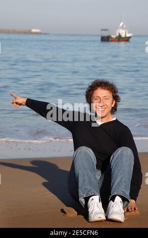 Stephane Berne pose sur la plage, lors du 13ème Festival International du film Saint-Jean-de-Luz à Saint-Jean de Luz, France, le 9 octobre 2008. Photo de Patrick Bernard/ABACAPRESS.COM Banque D'Images