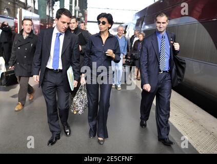 La ministre de la Justice Rachida Dati s'entretient avec le porte-parole de la ministre de la Justice, Guillaume Didier, sur son retour de Roubaix, France, le 10 octobre 2008. Photo de Christophe Guibbbaud/ABACAPRESS.COM Banque D'Images