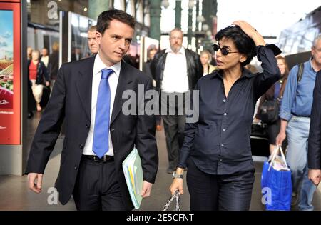 La ministre de la Justice Rachida Dati s'entretient avec le porte-parole de la ministre de la Justice, Guillaume Didier, sur son retour de Roubaix, France, le 10 octobre 2008. Photo de Christophe Guibbbaud/ABACAPRESS.COM Banque D'Images