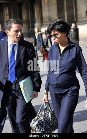 La ministre de la Justice Rachida Dati s'entretient avec le porte-parole de la ministre de la Justice, Guillaume Didier, sur son retour de Roubaix, France, le 10 octobre 2008. Photo de Christophe Guibbbaud/ABACAPRESS.COM Banque D'Images