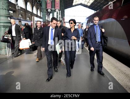 La ministre de la Justice Rachida Dati s'entretient avec le porte-parole de la ministre de la Justice, Guillaume Didier, sur son retour de Roubaix, France, le 10 octobre 2008. Photo de Christophe Guibbbaud/ABACAPRESS.COM Banque D'Images