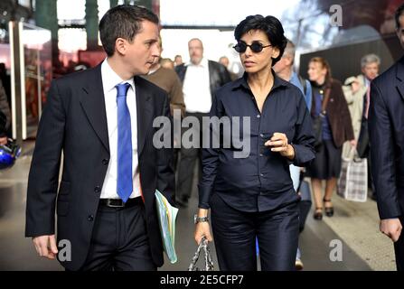 La ministre de la Justice Rachida Dati s'entretient avec le porte-parole de la ministre de la Justice, Guillaume Didier, sur son retour de Roubaix, France, le 10 octobre 2008. Photo de Christophe Guibbbaud/ABACAPRESS.COM Banque D'Images