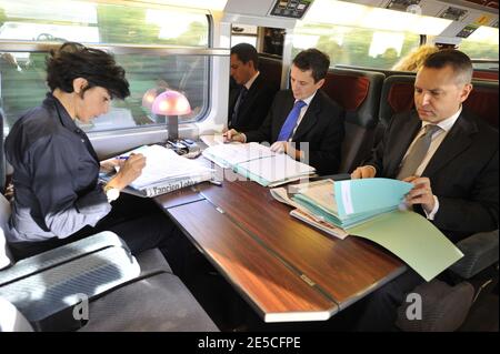 La ministre de la Justice Rachida Dati travaille avec le porte-parole de la ministre de la Justice Guillaume Didier et le conseiller Benoit Trévise dans un train TGV en route vers Roubaix, France, le 10 octobre 2008. Photo de Christophe Guibbbaud/ABACAPRESS.COM Banque D'Images