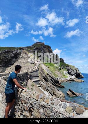 Visite de l'homme à San Juan de Gaztelugatxe Banque D'Images