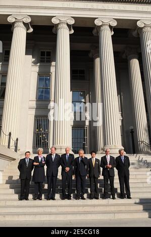 Les ministres des Finances du G7 (de gauche à droite) James Flaherty, Christine Lagarde, Peer Steinbrueck, Henry Paulson, Giulio Tremonti, Shoichi Nakagawa, Alistair Darling, Jean-Claude Juncker se présentent à l'extérieur du ministère des Finances à Washington, DC, États-Unis, le 10 octobre 2008. Photo par Olivier Douliery/ABACAPRESS.COM Banque D'Images