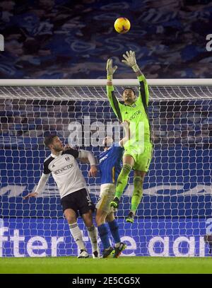 Le gardien de but Fulham Alphonse areola revendique le ballon dans l'air sous la pression de Brighton et de Hove Albion Neal Maupay lors du match de la Premier League au stade AMEX de Brighton. Date de la photo: Mercredi 27 janvier 2021. Banque D'Images