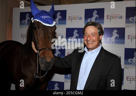 Patrick Sabatier arrive au dîner de gala du 15e Festival annuel de l'Epona à Cabourg, en France, le 11 octobre 2008. Photo de Mehdi Taamallah/ABACAPRESS.COM Banque D'Images