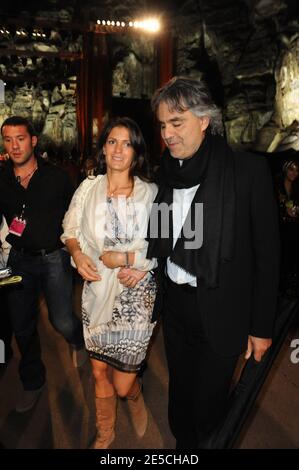 Le chanteur italien Andrea Bocelli et sa petite amie Veronica ont assisté au concert organisé à Petra, en Jordanie, le 12 octobre 2008, dans le cadre de l'événement 'palute Petra', organisé dans l'ancienne ville rose de Petra à la mémoire du ténor italien Luciano Pavarotti. Photo par Ammar Abd Rabbo/ABACAPRESS.COM Banque D'Images