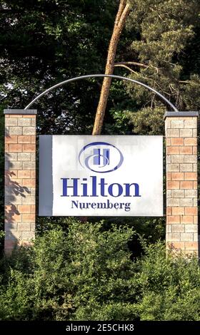 Nurnberg, Allemagne : logo Hilton à l'entrée, Hilton Hotels & Resorts est une marque mondiale d'hôtels et de complexes hôteliers à service complet Banque D'Images