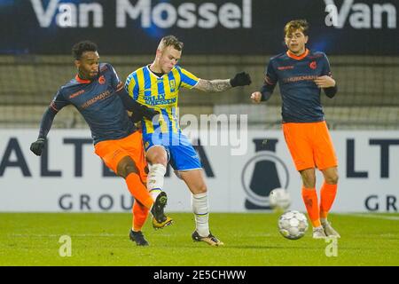WAALWIJK, PAYS-BAS - JANVIER 27: Lisandro Semedo de Fortuna Sittard, Lennerd Daneels de RKC Waalwijk pendant le match néerlandais Eredivisie entre RKC Banque D'Images