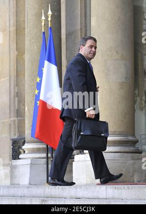 Le ministre français du travail, des relations de travail, de la famille et de la solidarité Xavier Bertrand arrive à l'Elysée Palace pour assister à une réunion hebdomadaire avancée du cabinet à Paris France, le 13 octobre 2008, afin de discuter d'un plan de donner des garanties de l'État à un organisme qui accorde de la dette aux banques du pays. Photo de Christophe Guibbbaud/ABACAPRESS.COM Banque D'Images