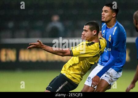 VENLO, PAYS-BAS - JANVIER 27: Georgios Giakoumakis de VVVV Venlo, Danilho Doekhi de Vitesse pendant le match hollandais entre VVV Venlo et Banque D'Images