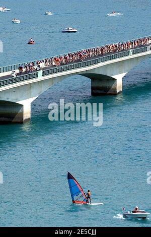 Empaqueter un pont pendant la scène le Bourg d'Oisans/Gap, Tour de France course cycliste , le 13 juillet 2003. Photo de Philippe Montigny/ABACAPRESS.COM Banque D'Images