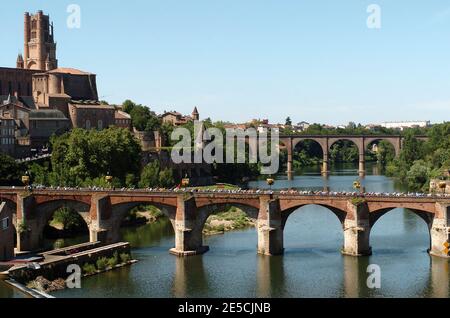 pack dans le pont, pendant la scène Albi/Mende, Tour de France course cycliste , le 21 juillet 2005. Photo de Philippe Montigny/ABACAPRESS.COM Banque D'Images